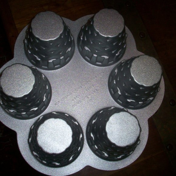 NORDIC WARE ICE CREAM CONE CUPCAKE PAN 4.5 CUPS / 1 LITER / 6 cupcakes - Picture 4 of 6